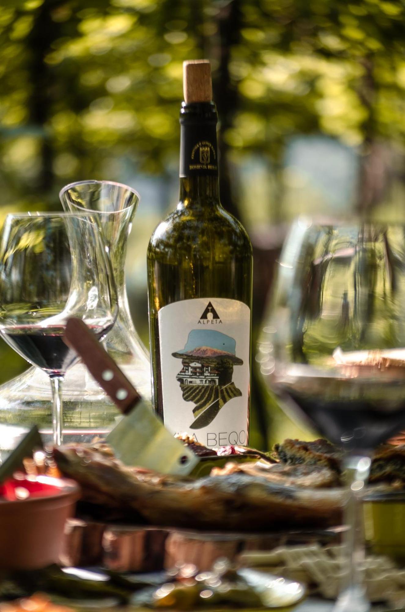 Alpeta Agrotourism & Winery - Roshnik , Gjestgiverier Berat